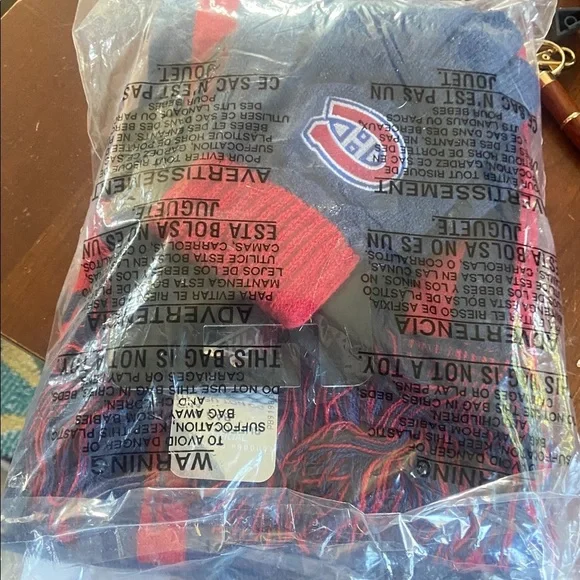Brand new NHL Montreal Canadiens Scarf, Glove & Knit Combo Pack - unisex - Picture 7 of 8